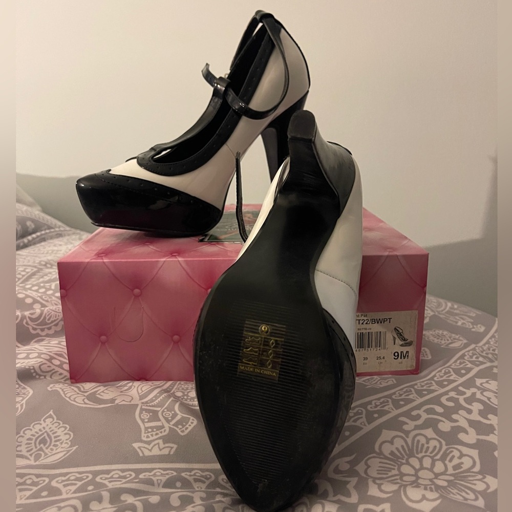 Black and White, pin up girl stilettos. Size 8
